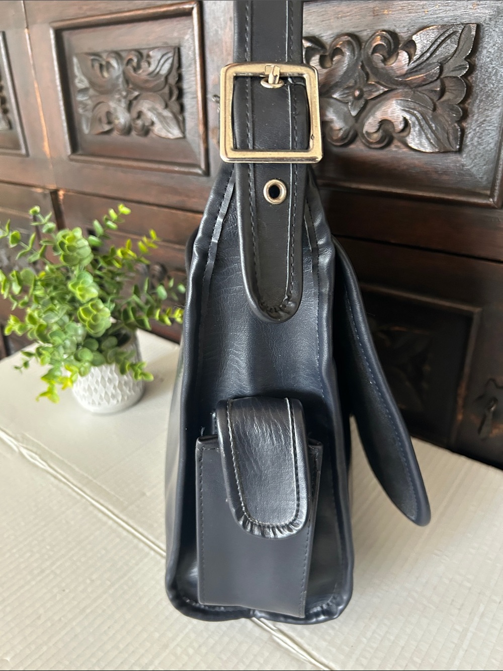 Beautiful Black Leather Messenger Crossbody Bag - Picture 6 of 11